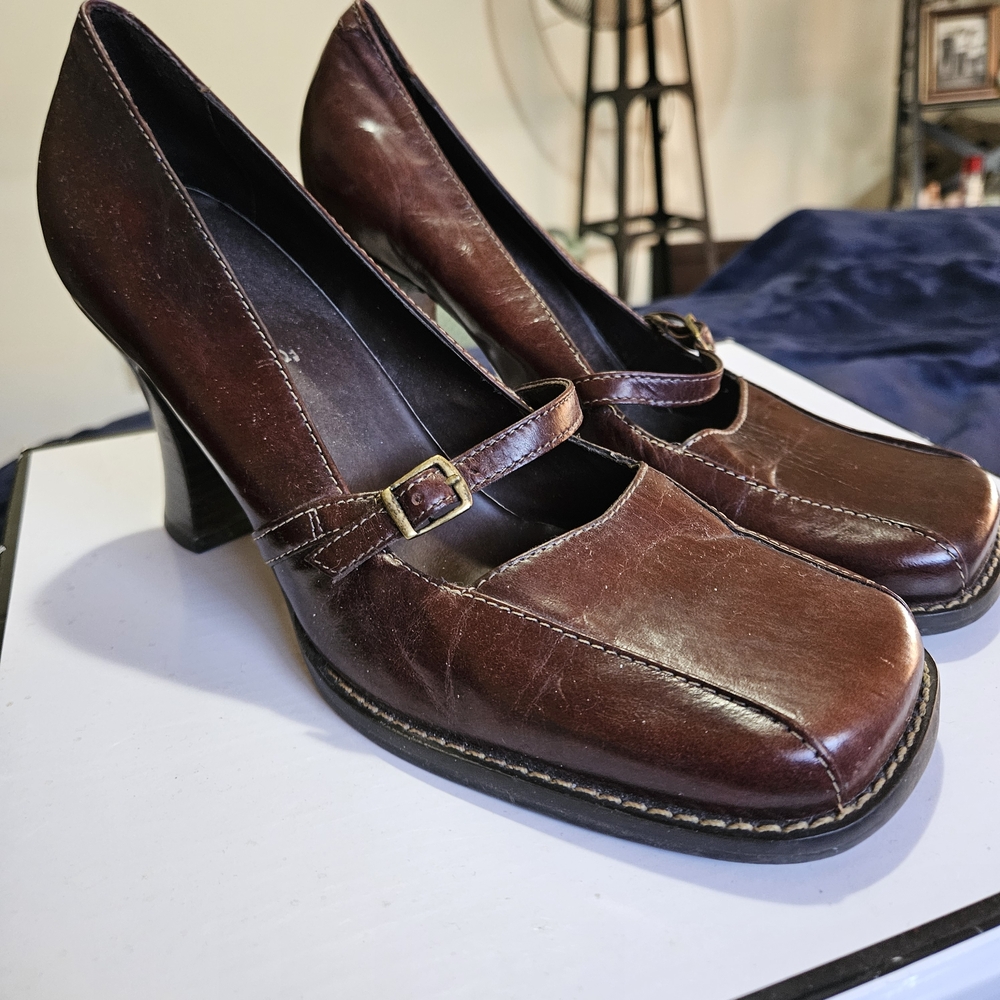 Two Lips Brown Leather Heels - Picture 3 of 3